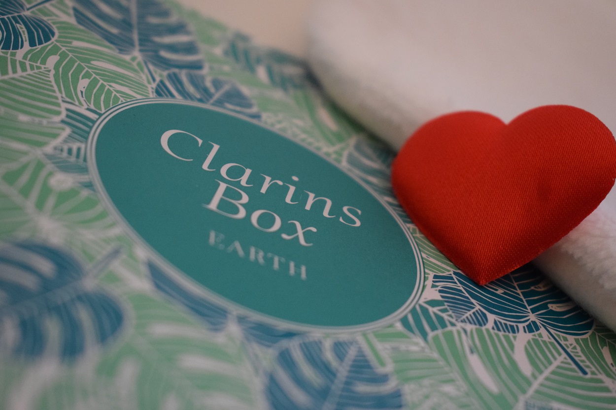 Clarins Box Earth Schriftzug-Box