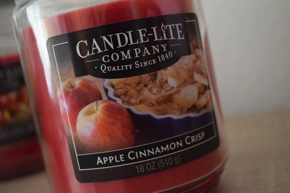 duftende Jahresplanung Candle-Lite Duftkerze Apple Cinnamom Crisp Nahaufnahme
