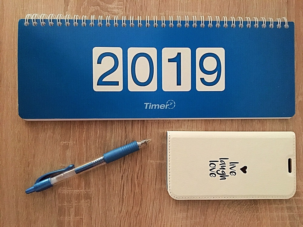 Jahresplanung 2019 mit Häfft Tischkalender, Smartphone und Kugelschreiber