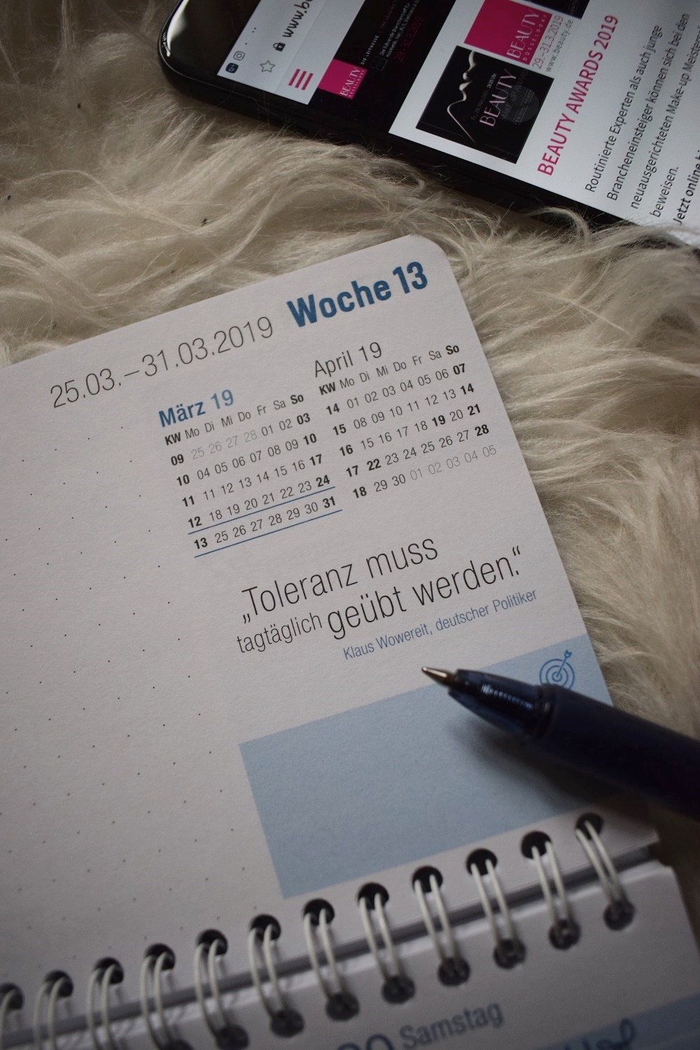 Jahresplanung 2019 mit Häfft Tischkalender mit Wochenspruch und Smartphone